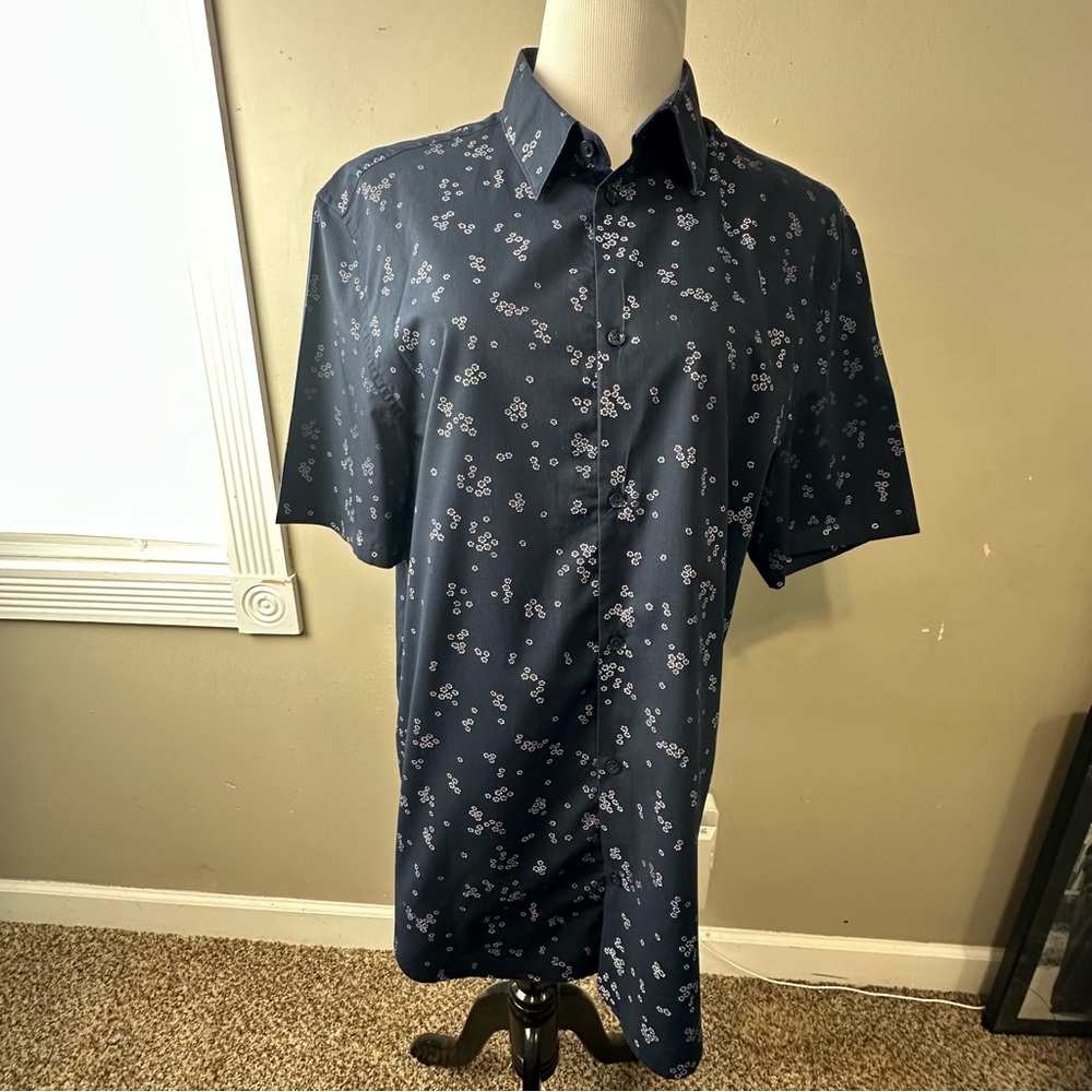 H & M men’s size extra large slim fit short sleeve‎ button down shirt